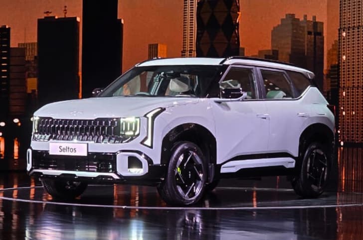 Second gen Kia Seltos revealed white colour front left side 