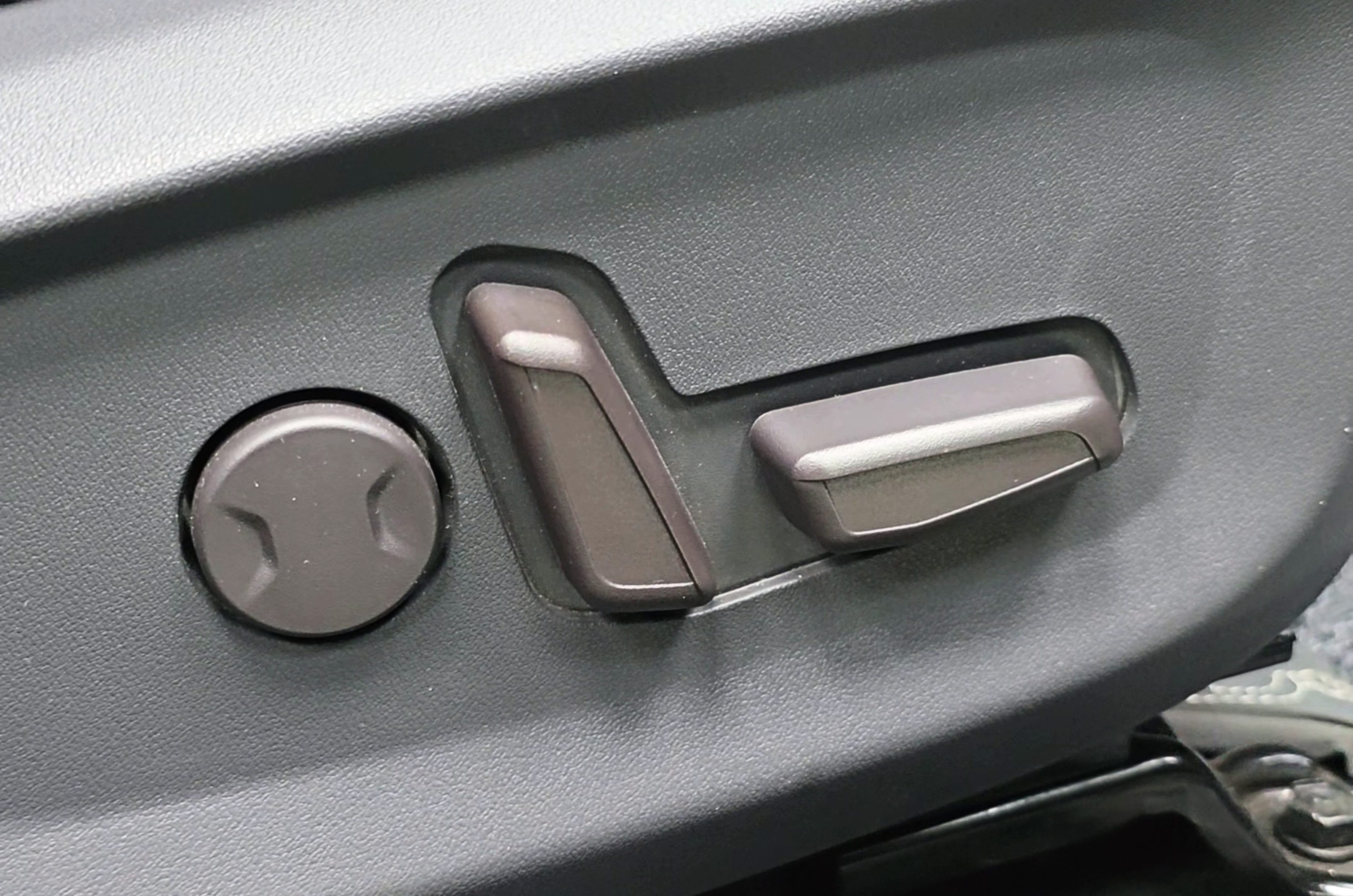 Front seats get 6-way power adjust.