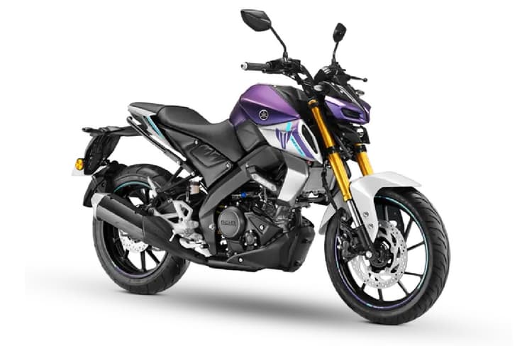 Its powered by the same 155cc, liquid-cooled engine making the same 18.4hp and 14.2Nm of torque. Yamaha MT-15 Vivid Violet Metallic DLX colour front right side static in studio