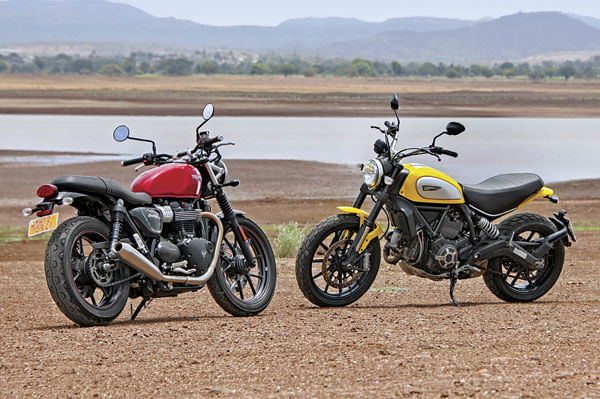 Triumph Bonneville Street Twin vs Ducati Scrambler Icon comparison