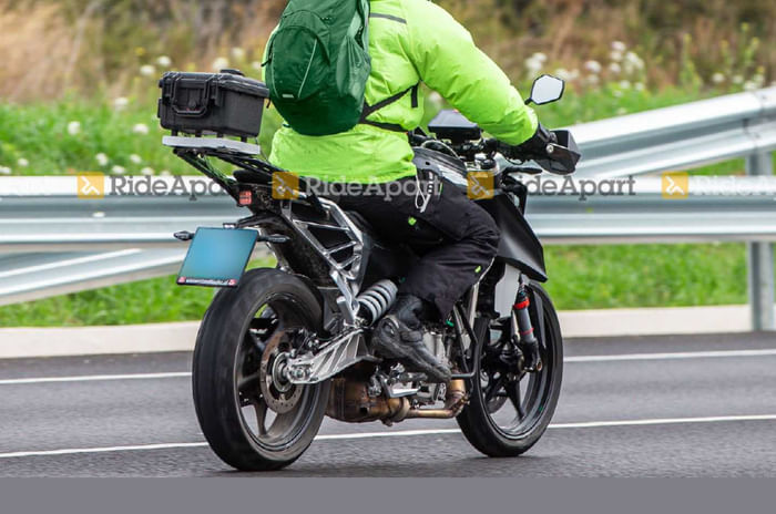 2022-KTM-Duke-rear