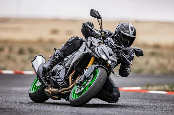 Kawasaki Z1100 front cornering shot on track