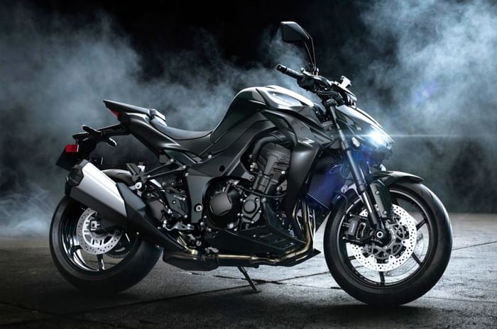 Kawasaki Z1100 front side static in studio