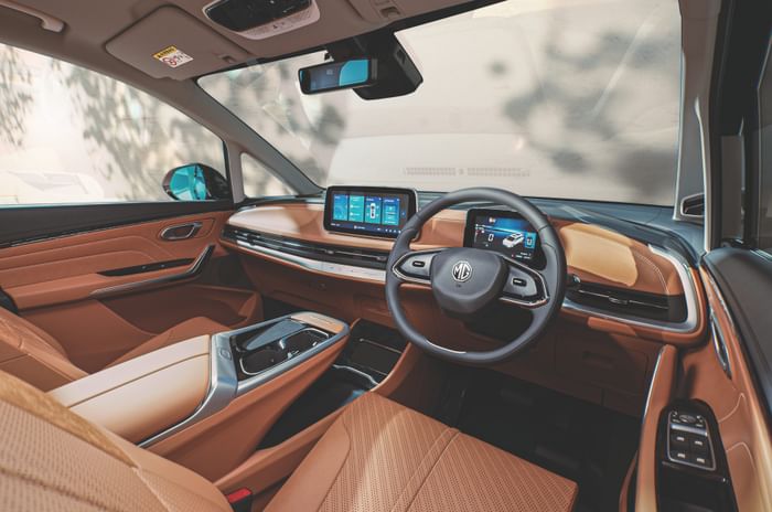 MG M9 interior front seats
