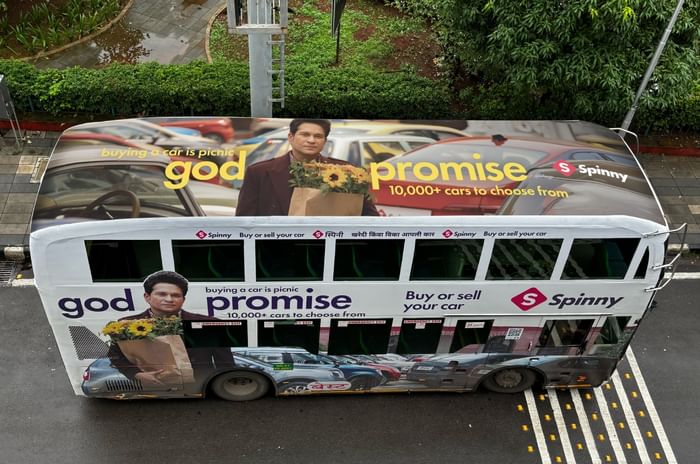 Spinny used car 3 year warranty new ad with Sachin Tendulkar on Mumbai bus