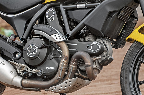 Triumph Bonneville Street Twin vs Ducati Scrambler Icon comparison