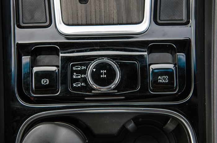 2019 Mahindra Alturas G4 4WD 2019 Mahindra Alturas G4 4WD