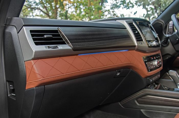 2019 Mahindra Alturas G4 dashboard 2019 Mahindra Alturas G4 dashboard