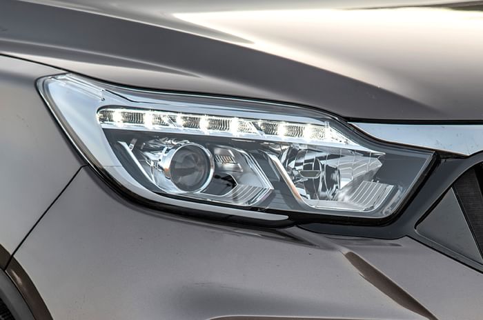 2019 Mahindra Alturas G4 headlamp 2019 Mahindra Alturas G4 headlamp