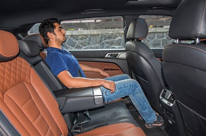 2019 Mahindra Alturas G4 second row 2019 Mahindra Alturas G4 second row