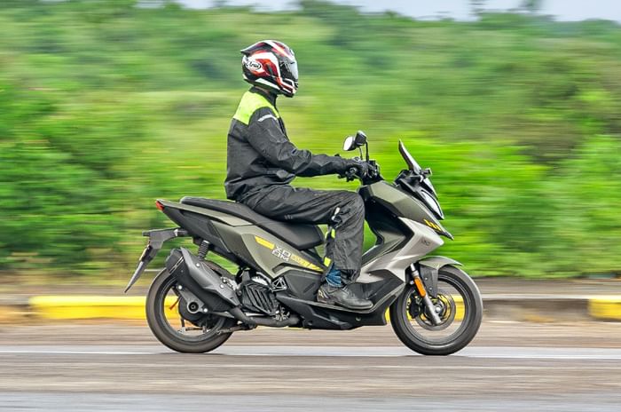 Hero Xoom 160 right side profile riding shot