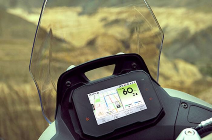 TVS Apache RTX 300 display