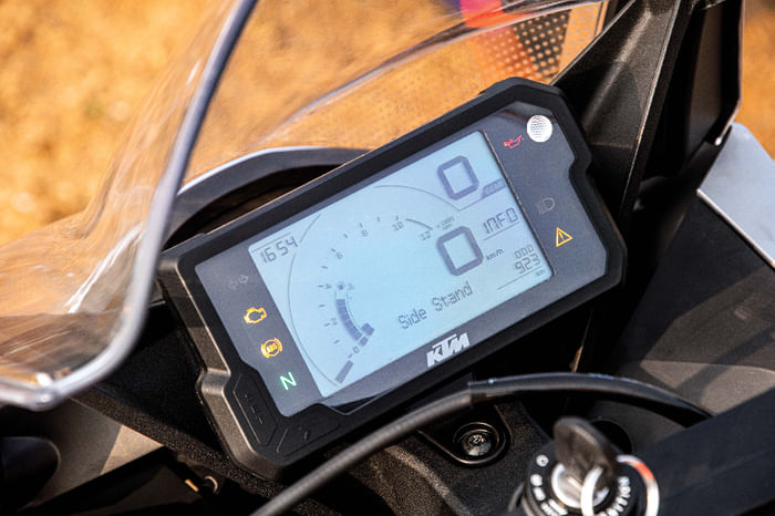 KTM RC 200 vs Yamaha YZF-R15 V4 comparison