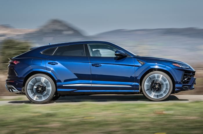 Lamborghini Urus side action Lamborghini Urus side action