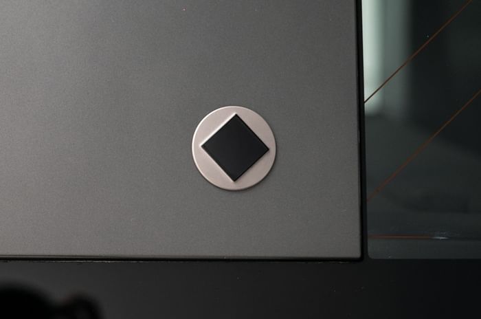 Defender Octa octagonal badge