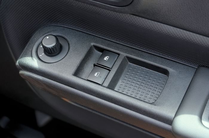 2025 Mahindra Thar power window