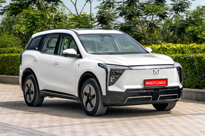 Mahindra XEV 9S front right side static