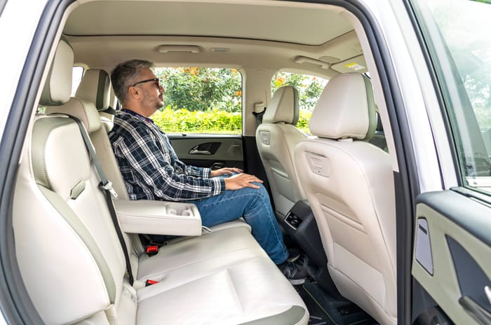 Mahindra XEV 9S second row seats Mahindra XEV 9S second row seats