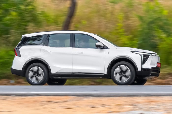 Mahindra XEV 9S side profile driving on road