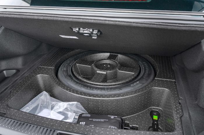 Mercedes E Class E 220d space saver tyre in boot