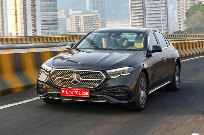 2025 Mercedes-Benz E-Class E 450 front tracking 2025 Mercedes-Benz E-Class E 450 front tracking