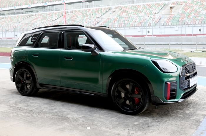 Mini Countryman JCW ALL4 front right side in pit lane at BIC