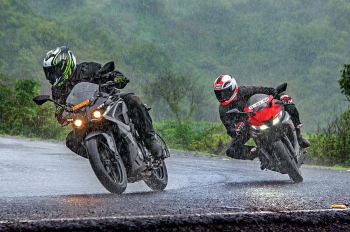 Bajaj Pulsar RS200 vs Yamaha YZF-R15 V3.0 Bajaj Pulsar RS200 vs Yamaha YZF-R15 V3.0
