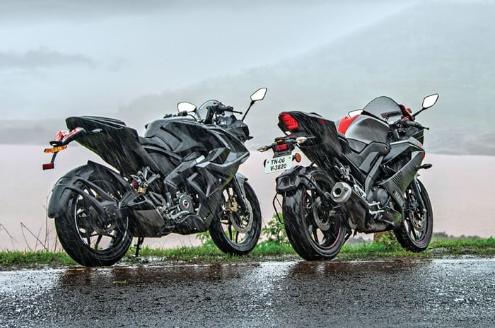 Bajaj Pulsar RS200 vs Yamaha YZF-R15 V3.0 Bajaj Pulsar RS200 vs Yamaha YZF-R15 V3.0