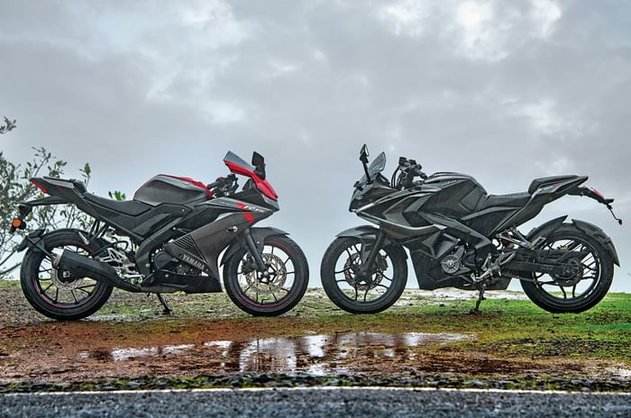 Bajaj Pulsar RS200 vs Yamaha YZF-R15 V3.0 Bajaj Pulsar RS200 vs Yamaha YZF-R15 V3.0