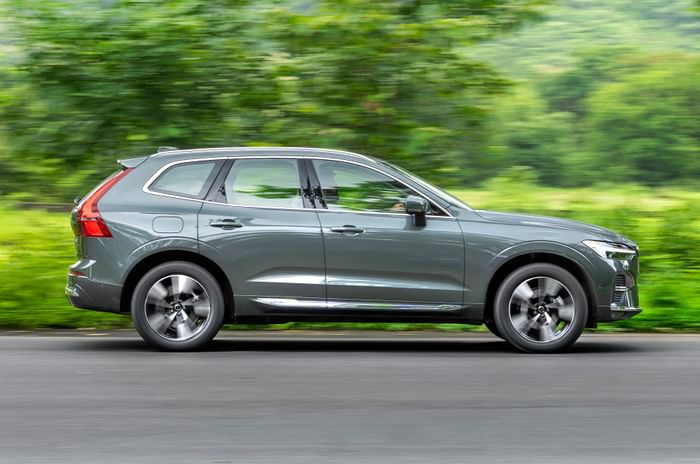 2025 Volvo XC60 facelift side pan