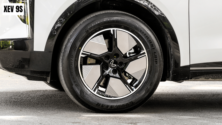 Mahindra XEV 9S alloy wheel size